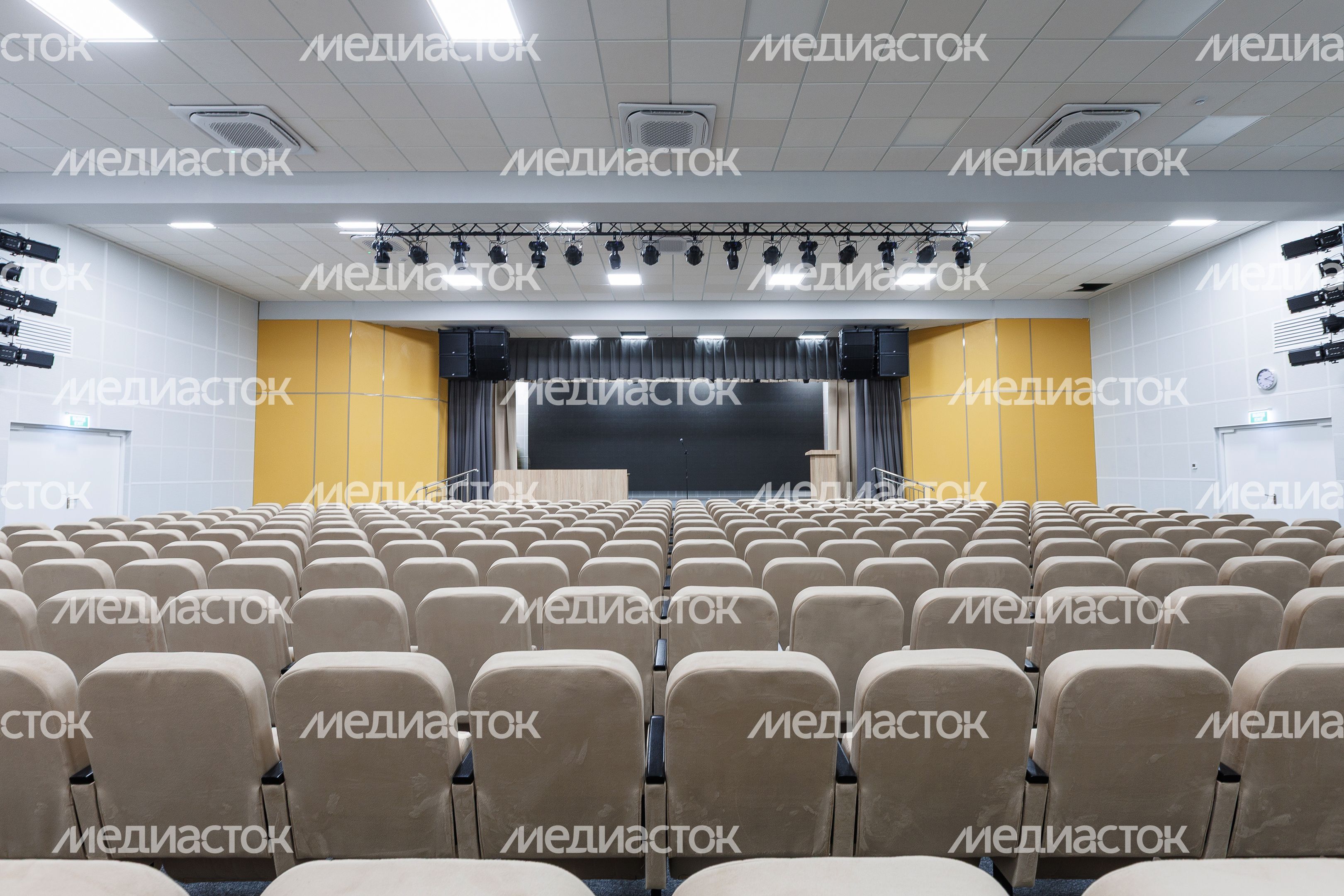 Актовый зал в воспитательно-образовательном комплексе «Успех» (Гимназия № 5) в Дзержинском Актовый зал в воспитательно-образовательном комплексе «Успех» (Гимназия № 5) в Дзержинском