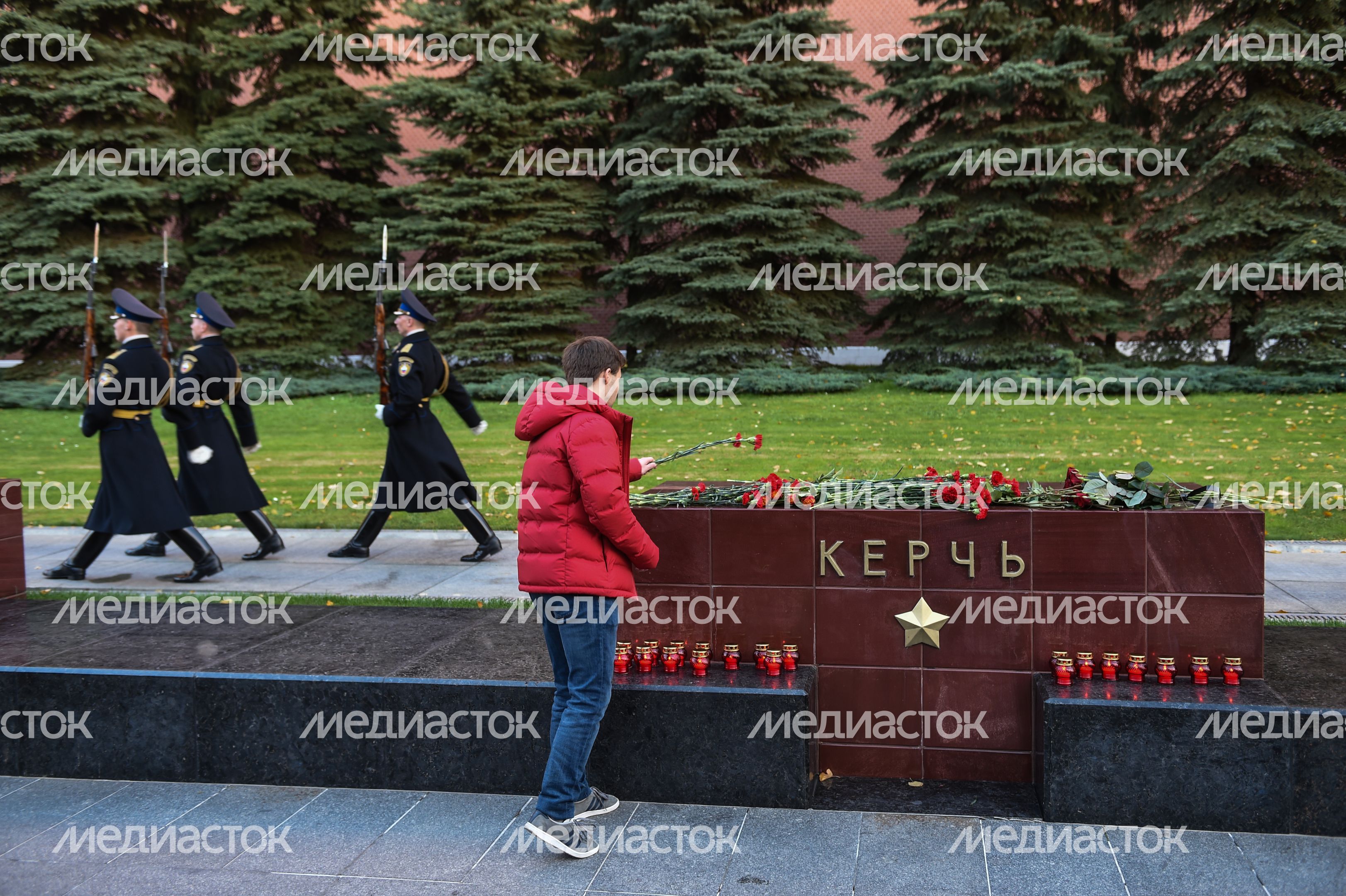 Возложение цветов к мемориалу города Керчь в Москве Возложение цветов к мемориалу города Керчь в Москве