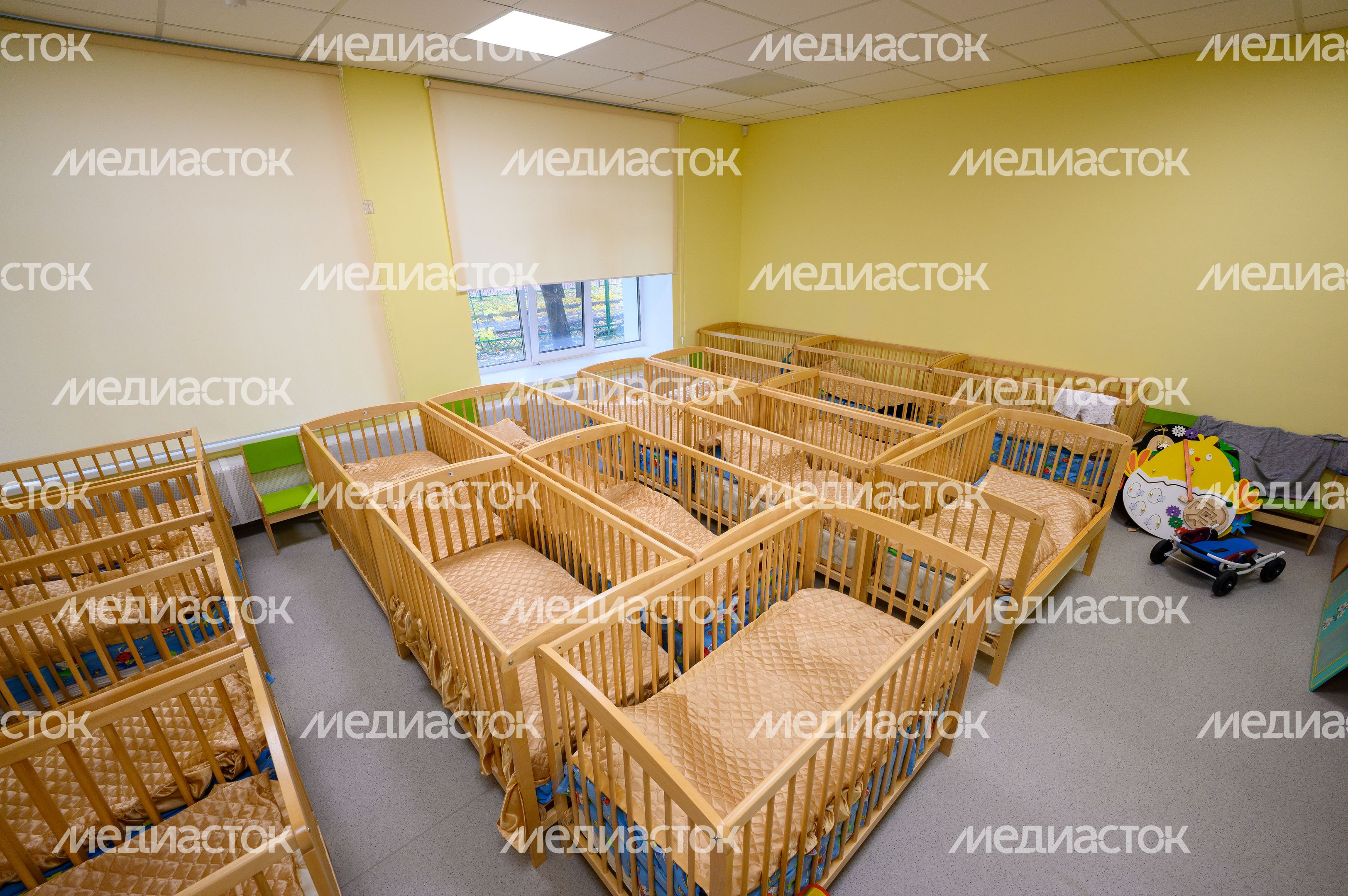 Спальня для ясельной группы в детском саду на улице Глинкина в микрорайоне Юбилейный города Королев после капремонта Спальня для ясельной группы в детском саду на улице Глинкина в микрорайоне Юбилейный города Королев после капремонта