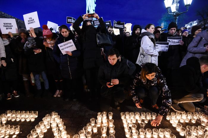 Акция в память о погибших в Кемерове на Пушкинской площади в Москве