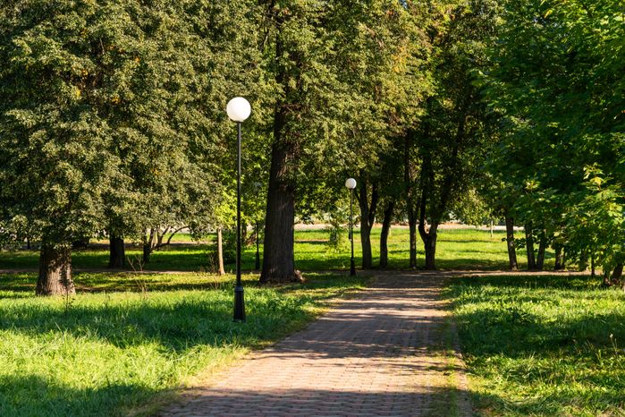 Благоустроенная набережная в Юсуповском сквере города Долгопрудный
