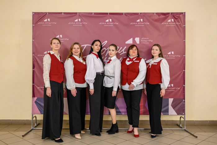 Сотрудники Дворца культуры им. Г. Конина в Егорьевске в брендированной одежде