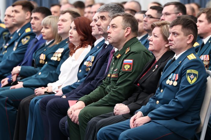 Сотрудников МЧС поздравили с Днем спасателя и 35-летием ведомства