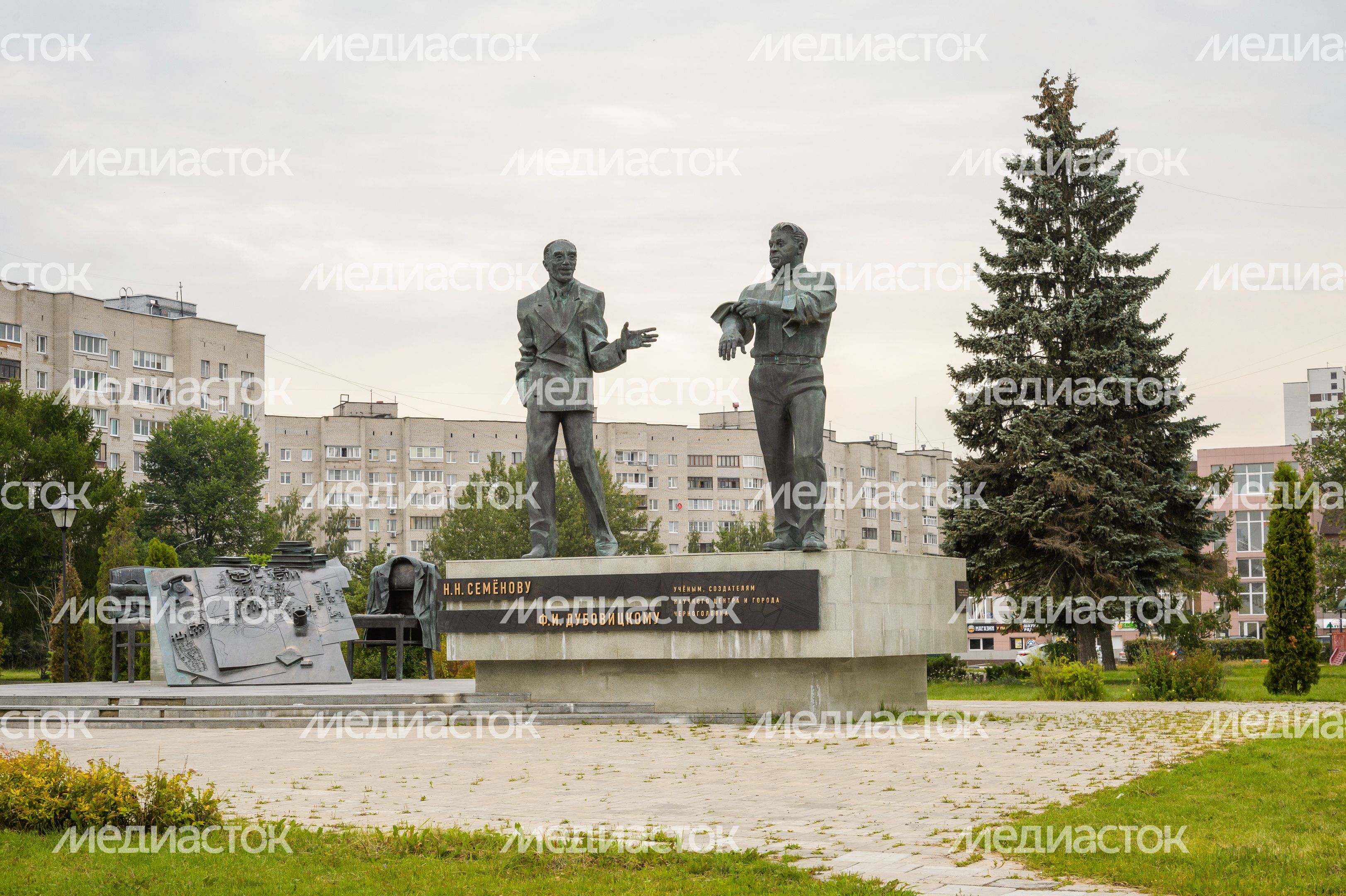 Черноголовка. Памятник Семенову и Дубовицкому Черноголовка. Памятник Семенову и Дубовицкому