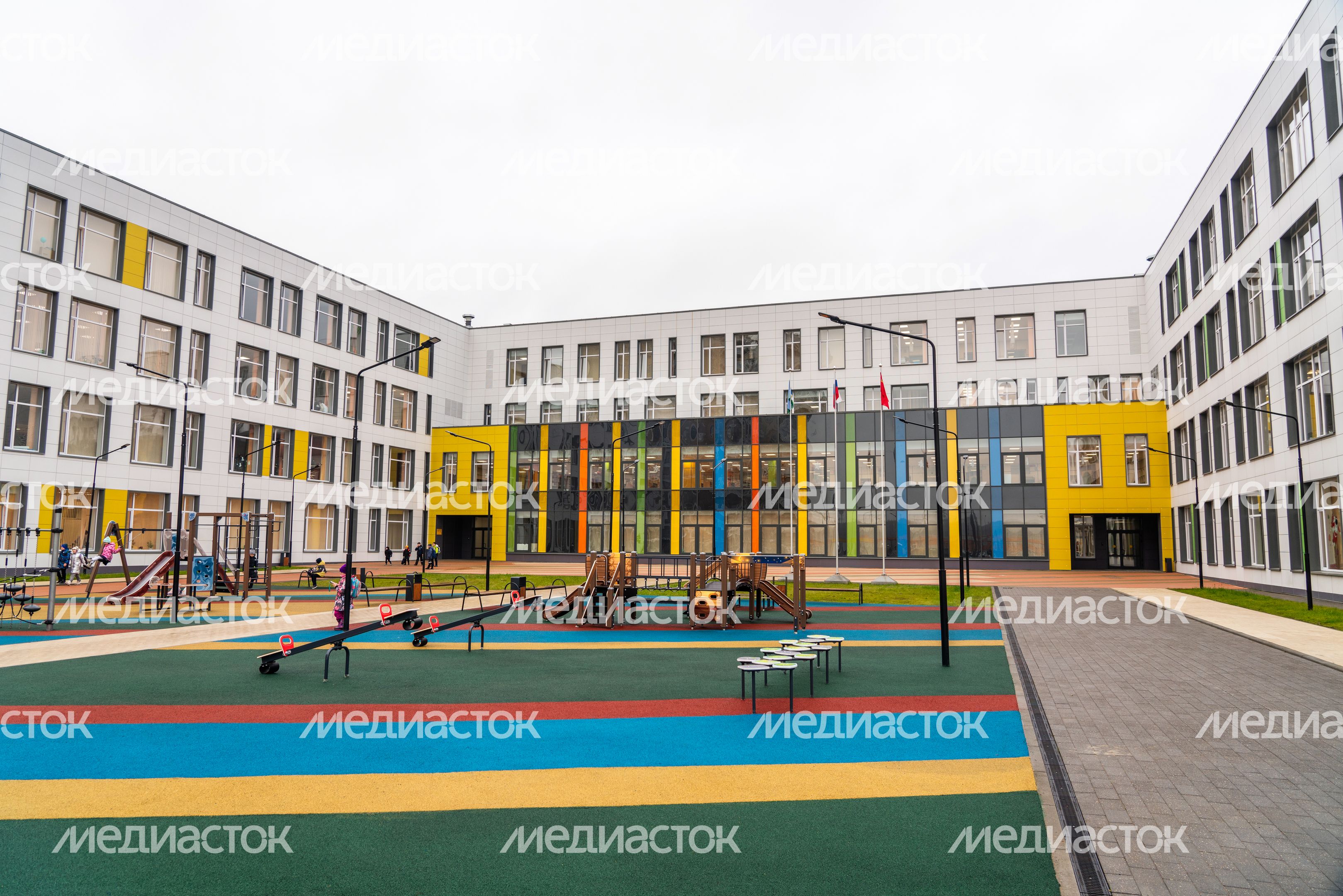 Новый корпус «Интеллектуал» школы «КвантУм» им. Героя СССР В. Фабричнова в мкр. Восточный Звенигорода Новый корпус «Интеллектуал» школы «КвантУм» им. Героя СССР В. Фабричнова в мкр. Восточный Звенигорода