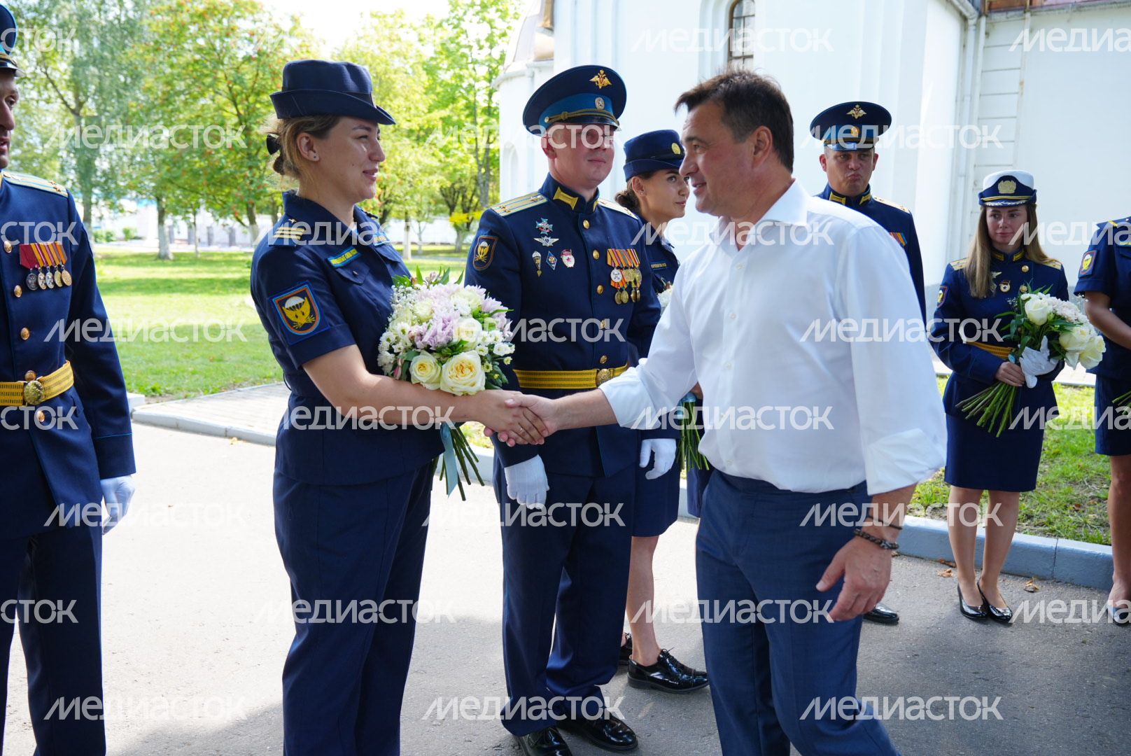 Поздравление военнослужащих с Днем ВДВ в Медвежьих Озерах Губернатором Подмосковья