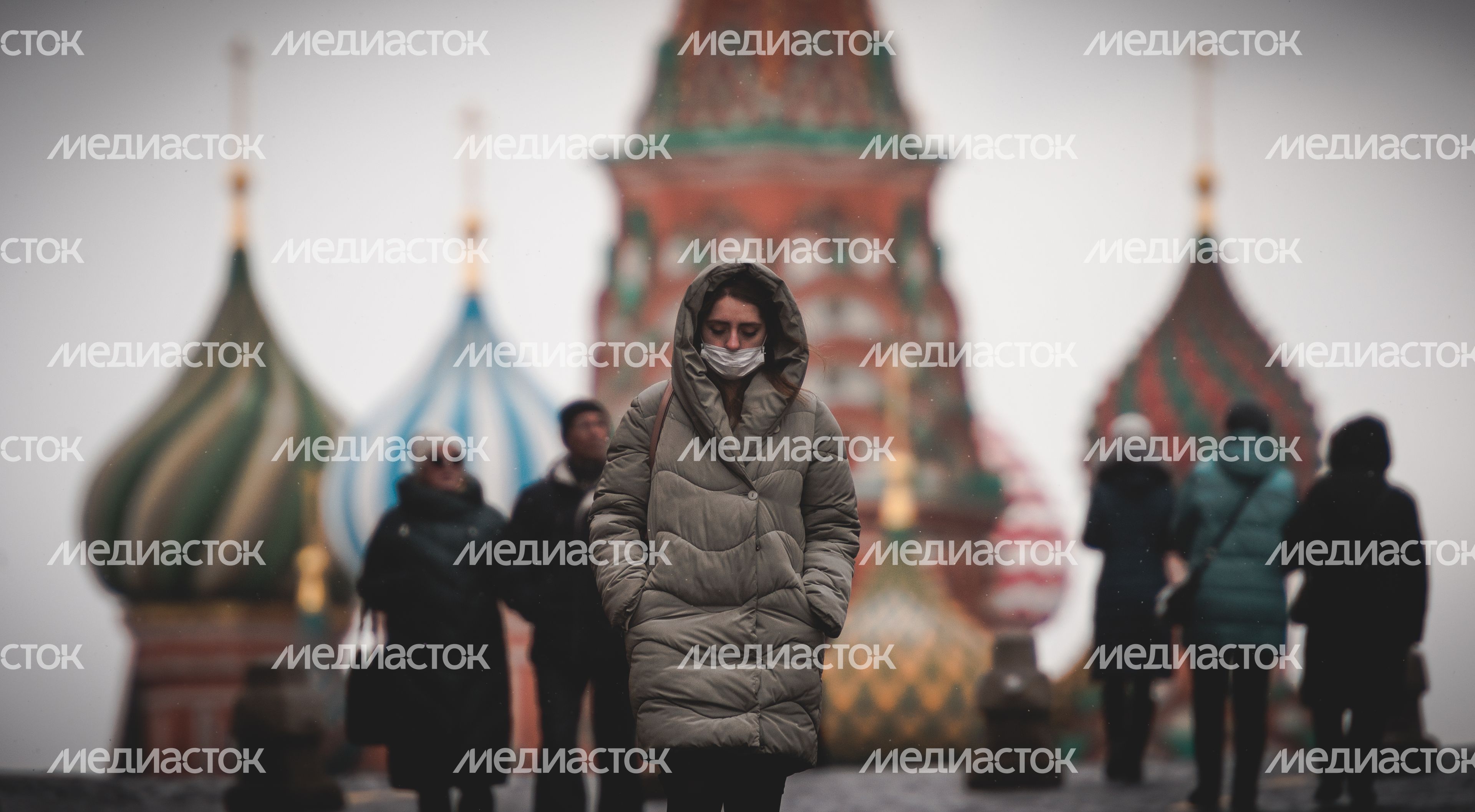 Люди в масках в период эпидемии коронавируса