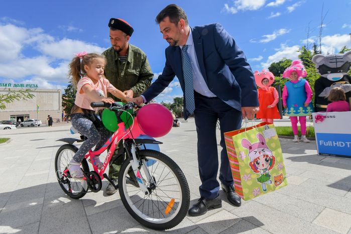 Передача семьям, чьи дома пострадали из-за стихии в Рузском городском округе, бытовой техники и велосипедов