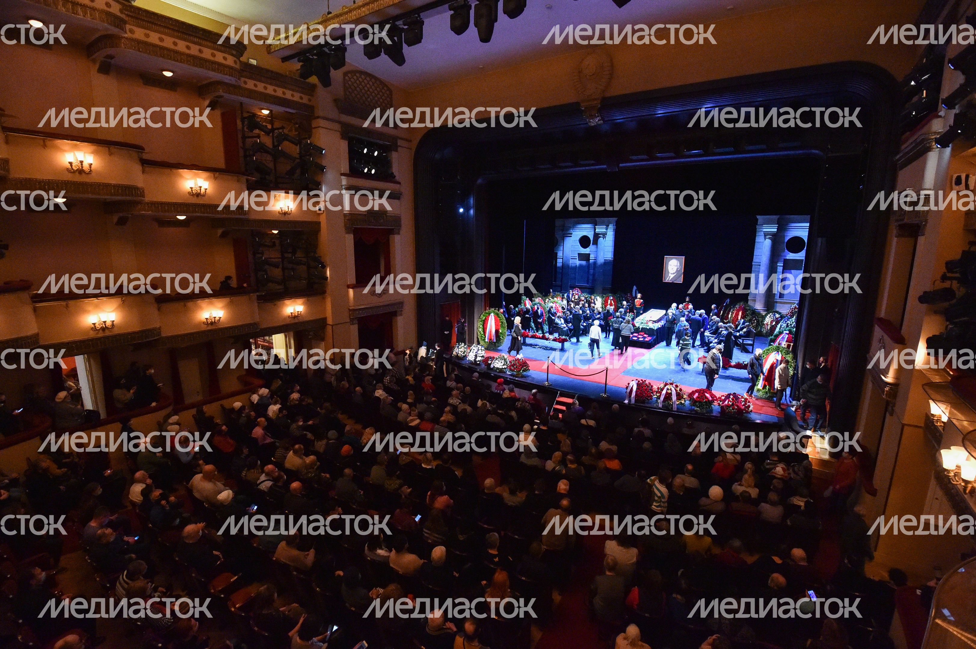 Церемония прощания с актером Василием Лановым в московском театре имени Вахтангова