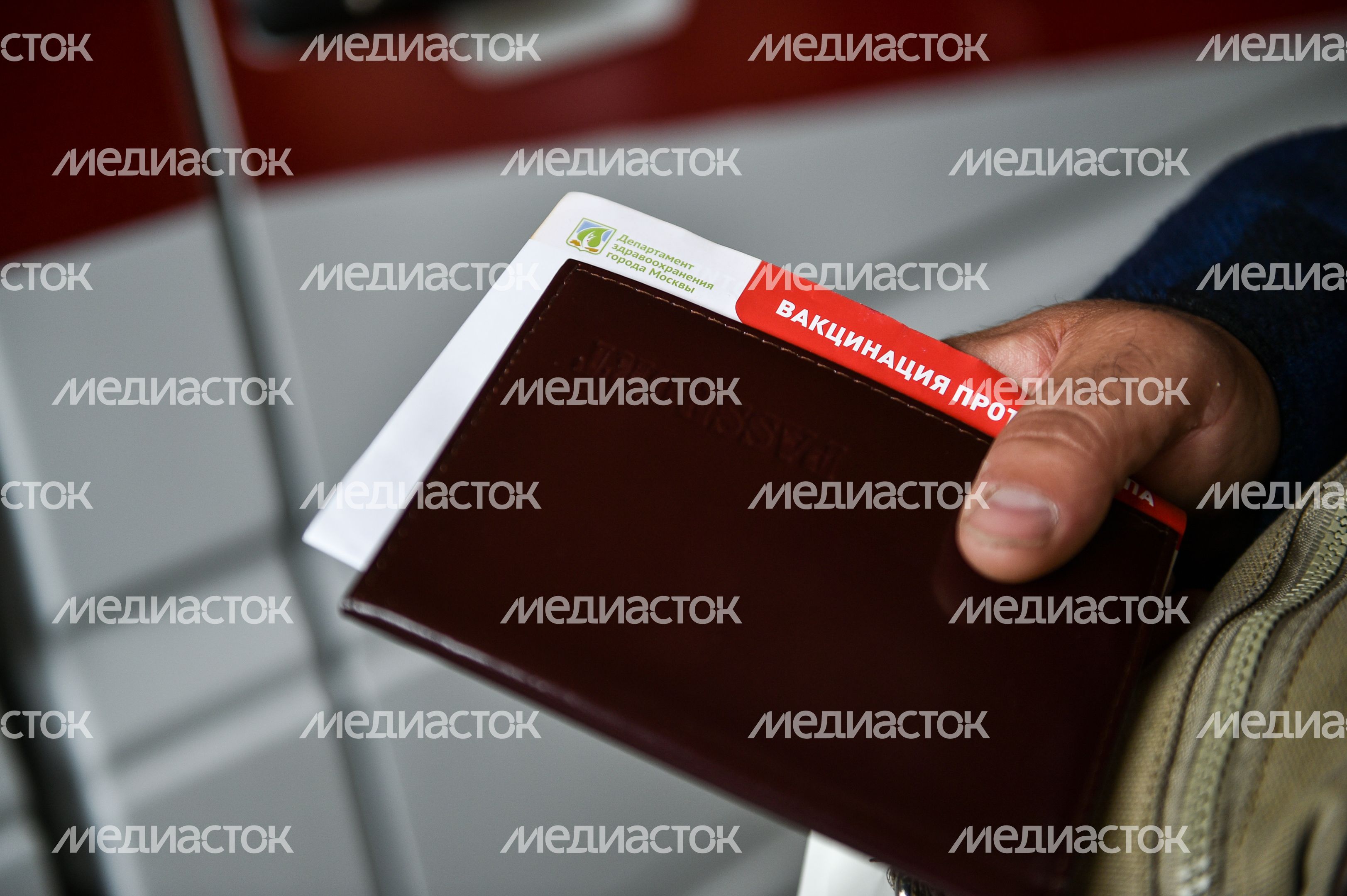 Мобильный прививочный пункт у станции московского метро Мобильный прививочный пункт у станции московского метро