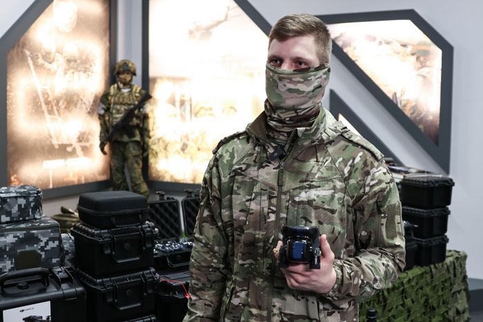 Команда губернатора Московской области передала бригаде спецназа ВДВ тепловизоры и дроны