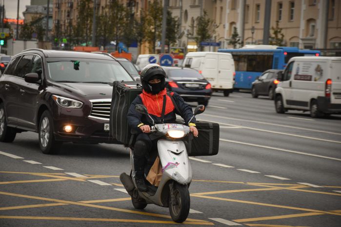 Повседневная жизнь города в Москве осенью