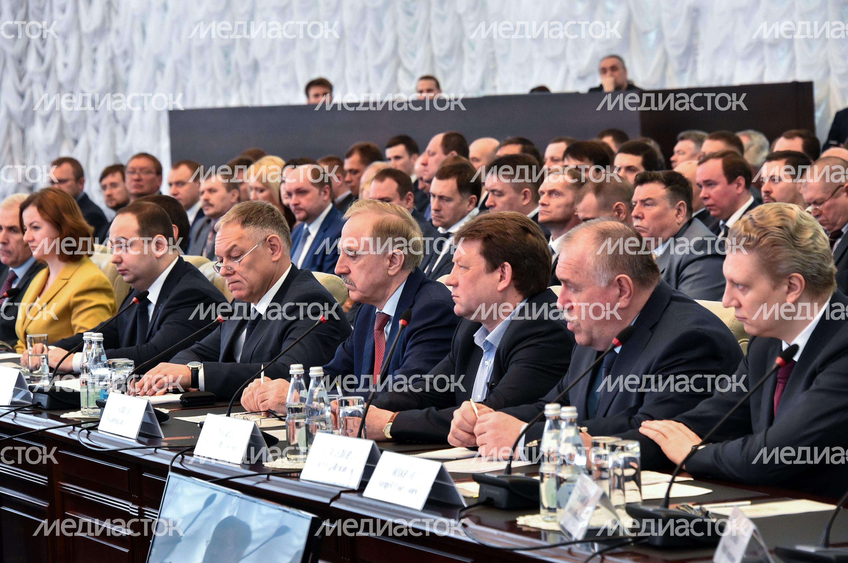 Губернатор провел рабочее совещание с представителями дорожной отрасли Подмосковья