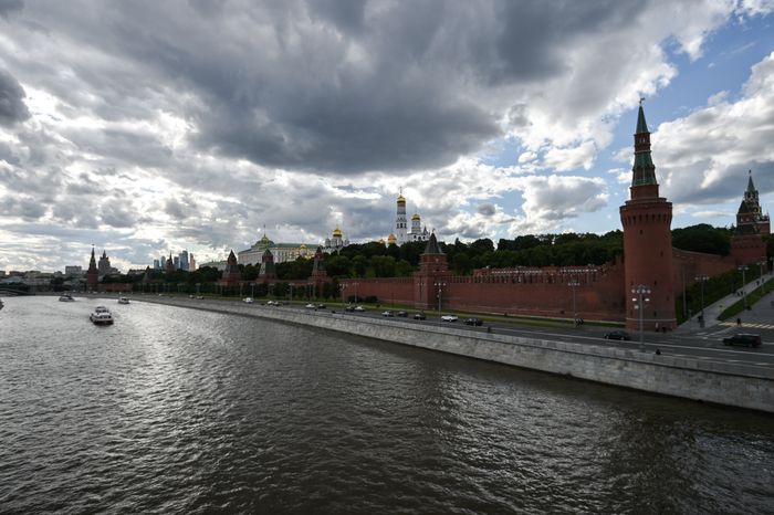 Вид на Кремль с Москворецкого моста в Москве