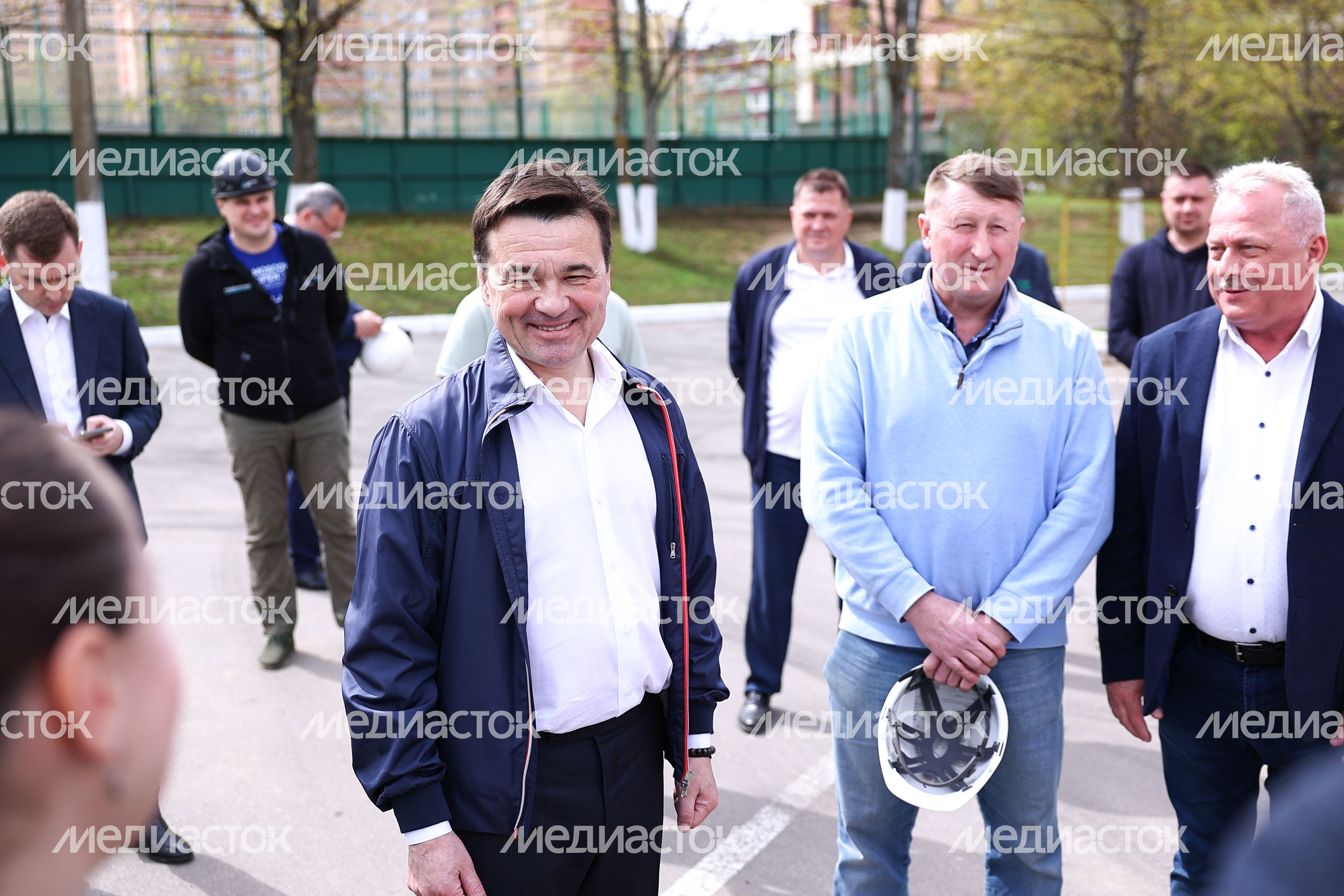 Андрей Воробьев проверил ход ремонта бассейна в поселке Селятино