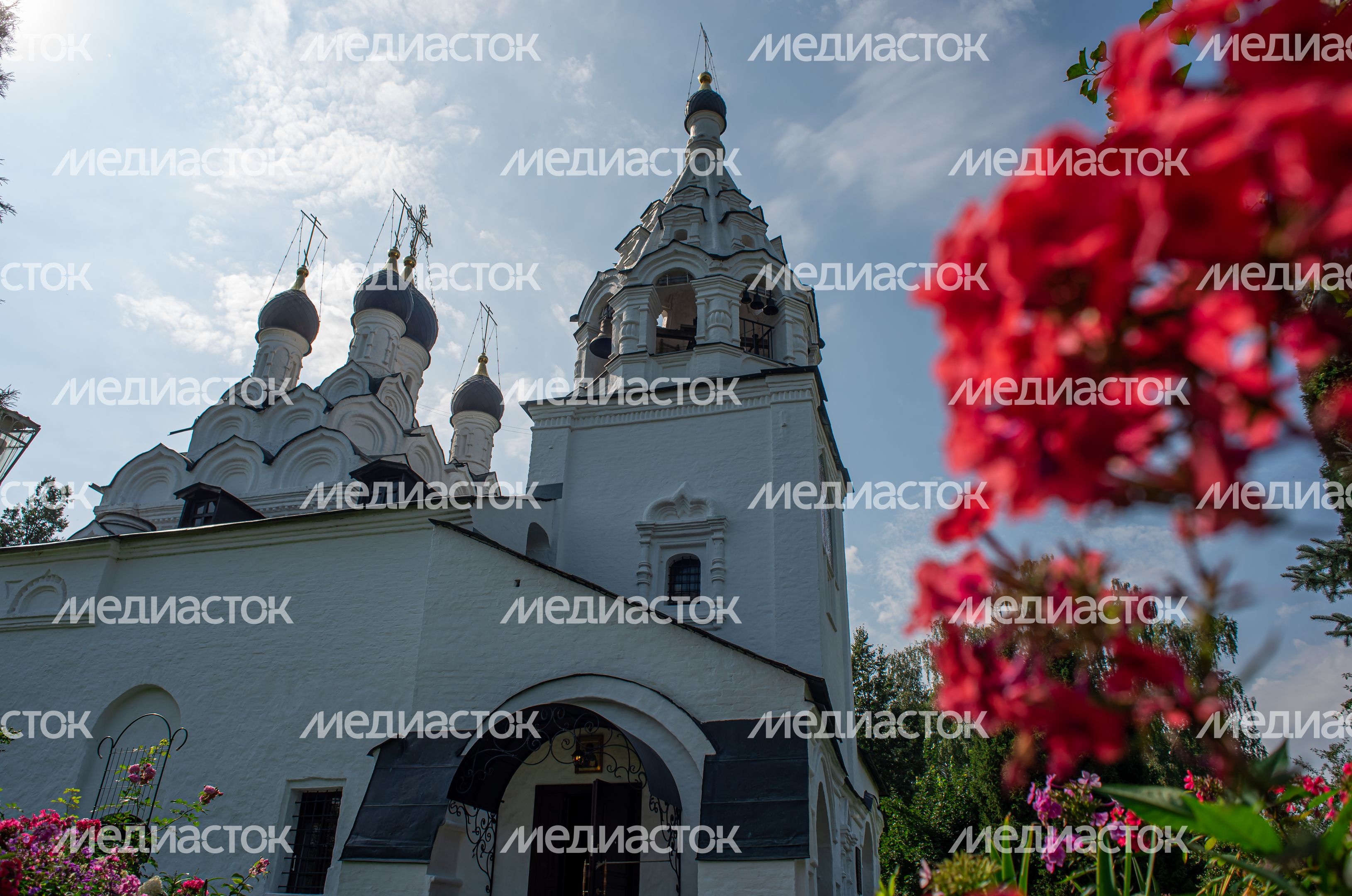 Летние виды церкви Сергия Радонежского в Комягино