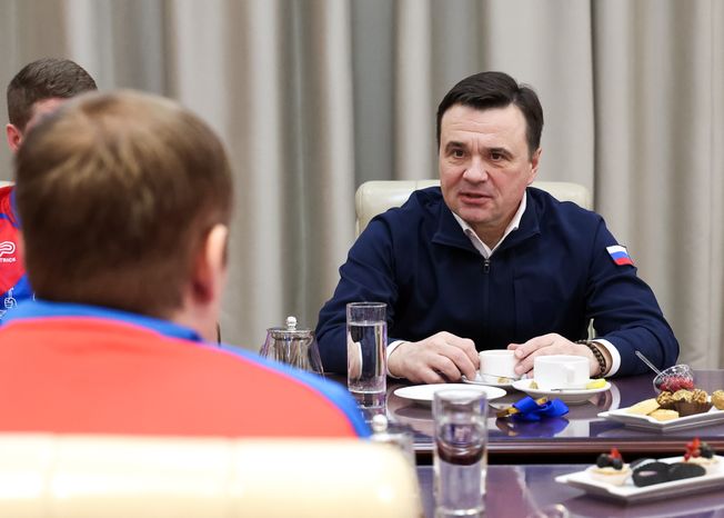 Андрей Воробьёв поздравил команду по следж-хоккею «Гвардия» с победой