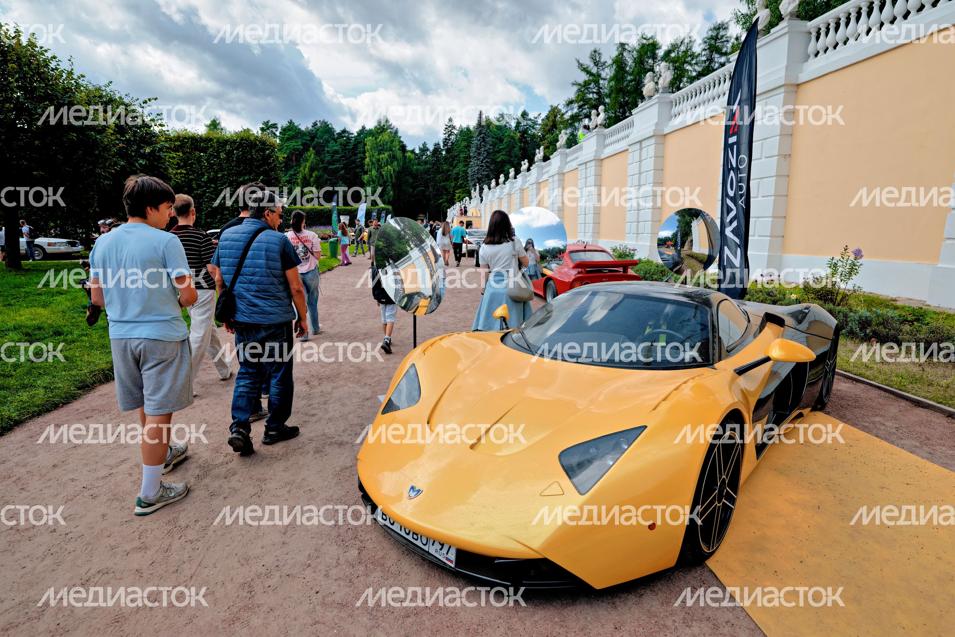 Ретроавтомобили и суперкары на автофестивале «Автовыходные в Архангельском» в округе Красногорск