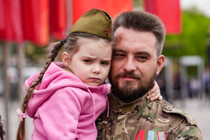 Участники специальной военной операции с детьми возложили цветы к Могиле Неизвестного Солдата
