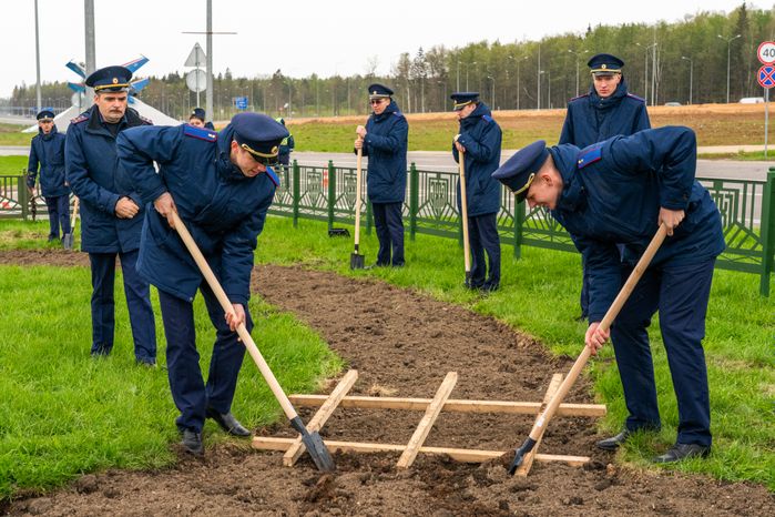 Торжественная высадка масштабного геоглифа к 80-летию Победы