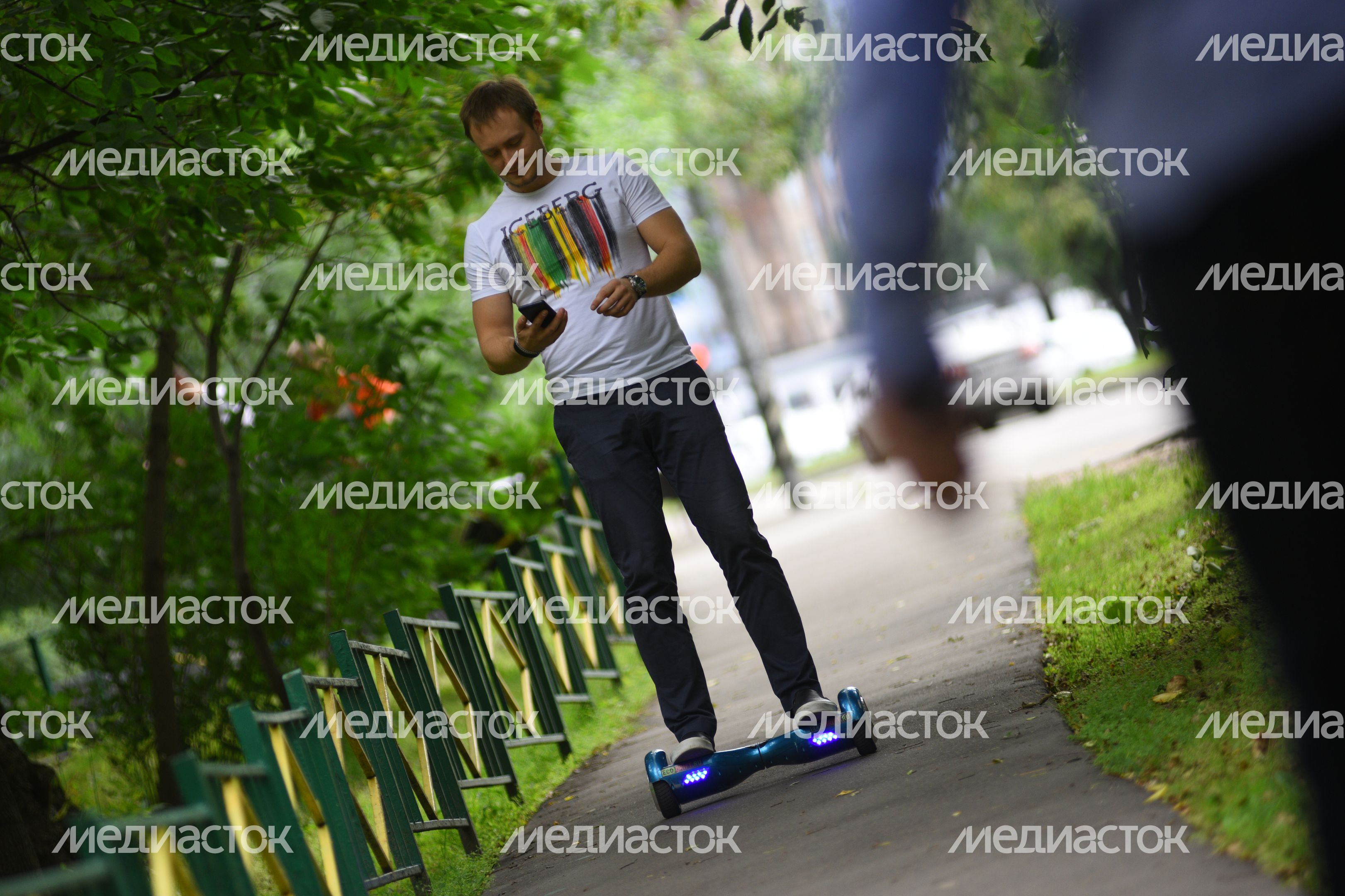 Молодой человек на сегвее в Москве Молодой человек на сегвее в Москве