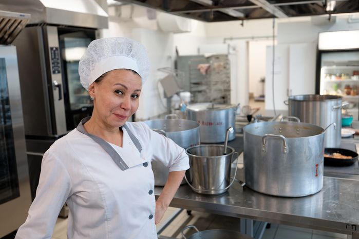 Повар в столовой Алабинской средней школы поселка Калининец
