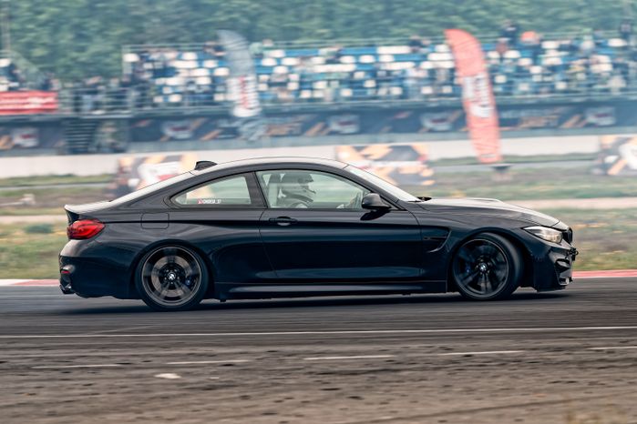 Гонка автомобилей на дрифт-фестивале скорости и драйва Drift Expo Track Mode 2025