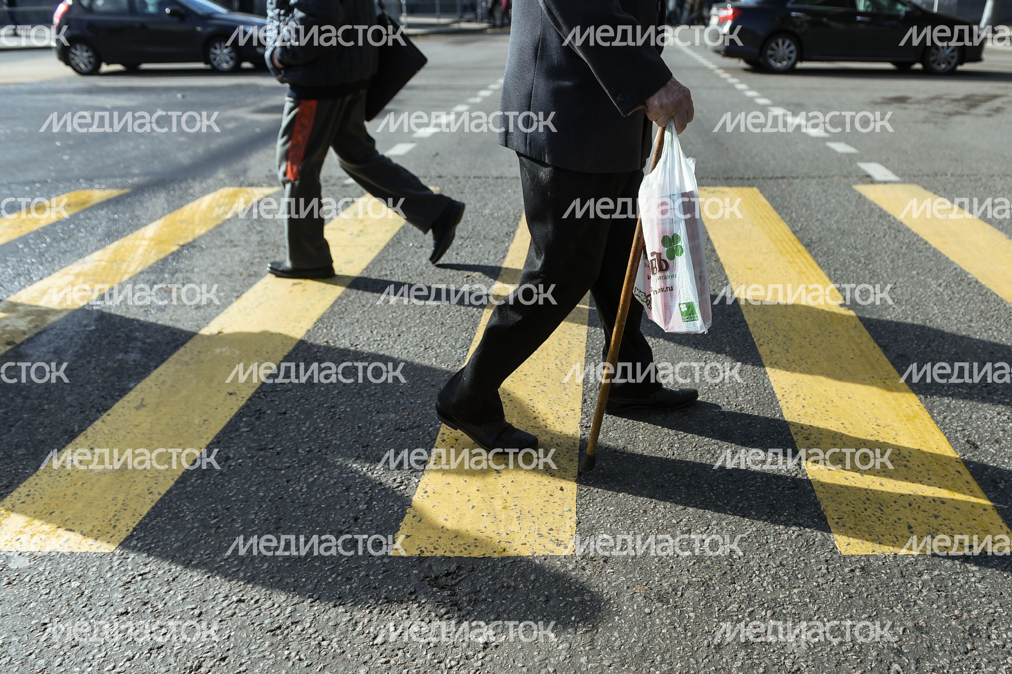 Пенсионеры на улицах Москвы