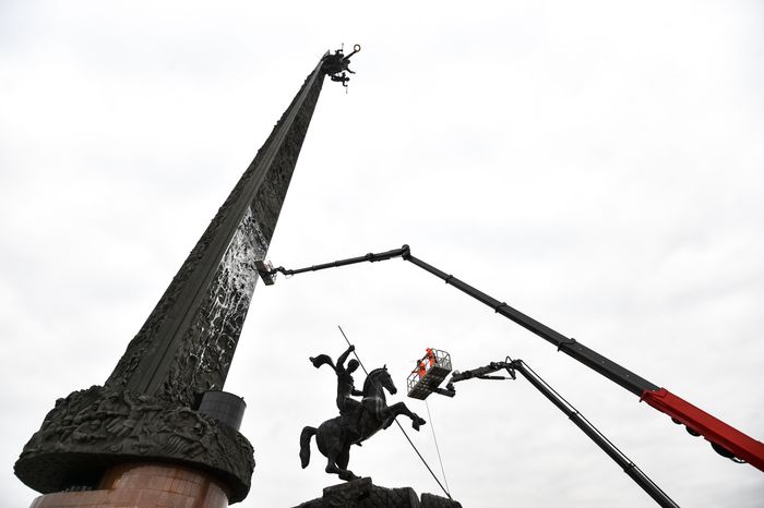 Промывка после зимы Монумента Победы на Поклонной горе в Москве