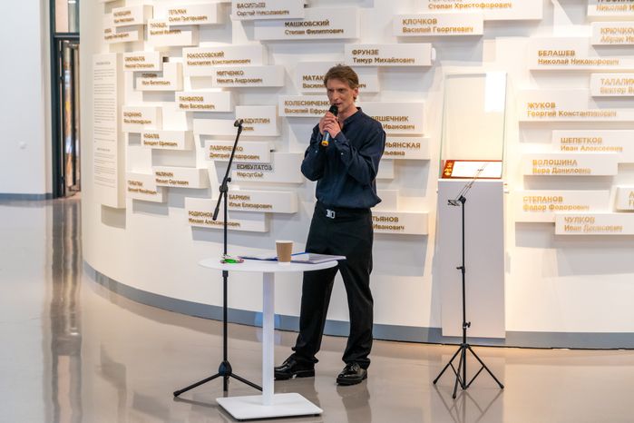 Актер Владимир Кошевой прочел стихи в День памяти и скорби в Музее Зои Космодемьянской в Рузском округе