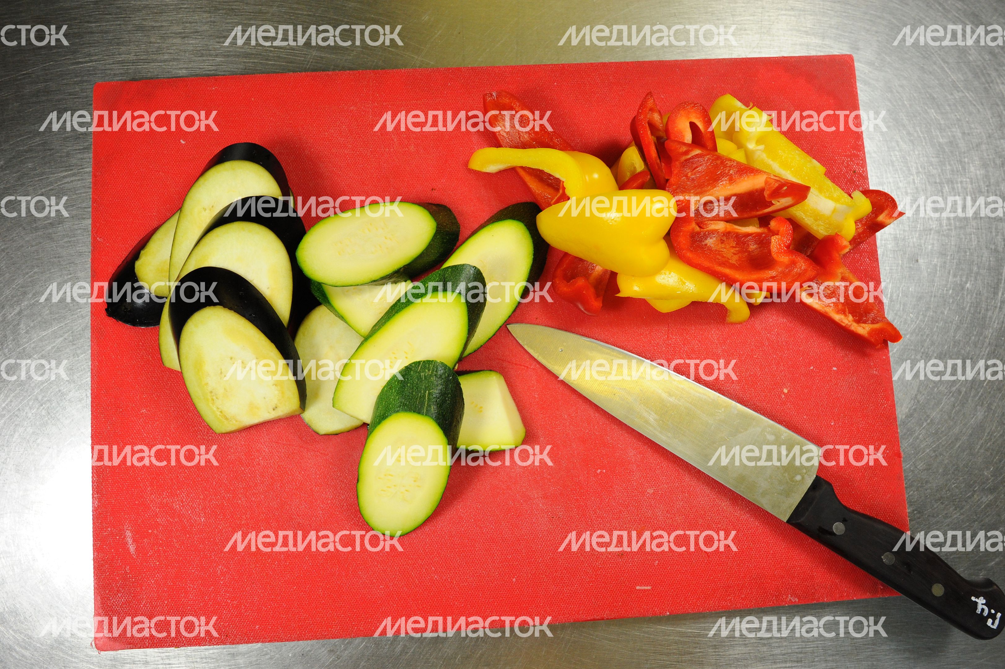 Приготовление шашлыка с овощами