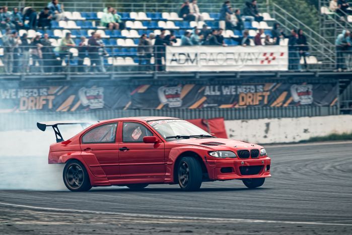 Гонка автомобилей на дрифт-фестивале скорости и драйва Drift Expo Track Mode 2025