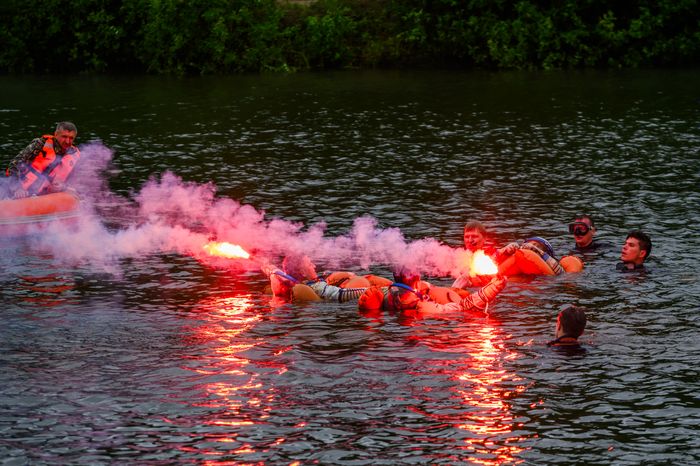 Тренировка космонавтов по действиям после посадки на воду в Ногинске
