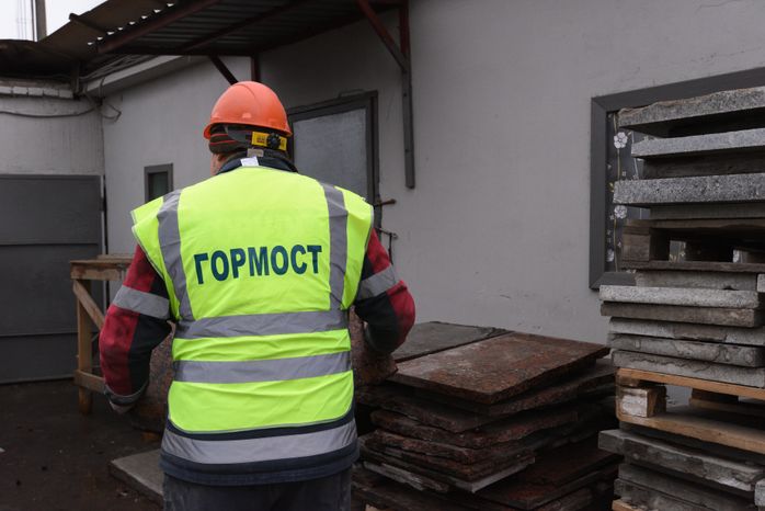 Процесс обработки гранитного камня специалистами ГБУ «Гормост» для облицовки стен подземных пешеходных переходов в Москве