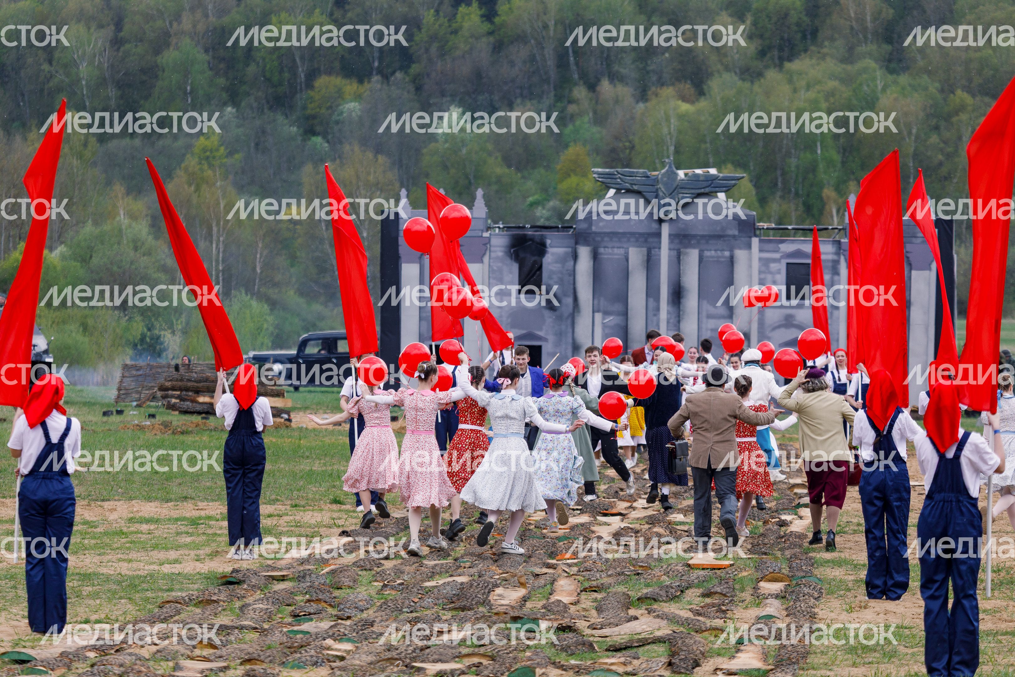 Военно-историческая реконструкция "Успех в единстве поколений" в Химках Военно-историческая реконструкция "Успех в единстве поколений" в Химках
