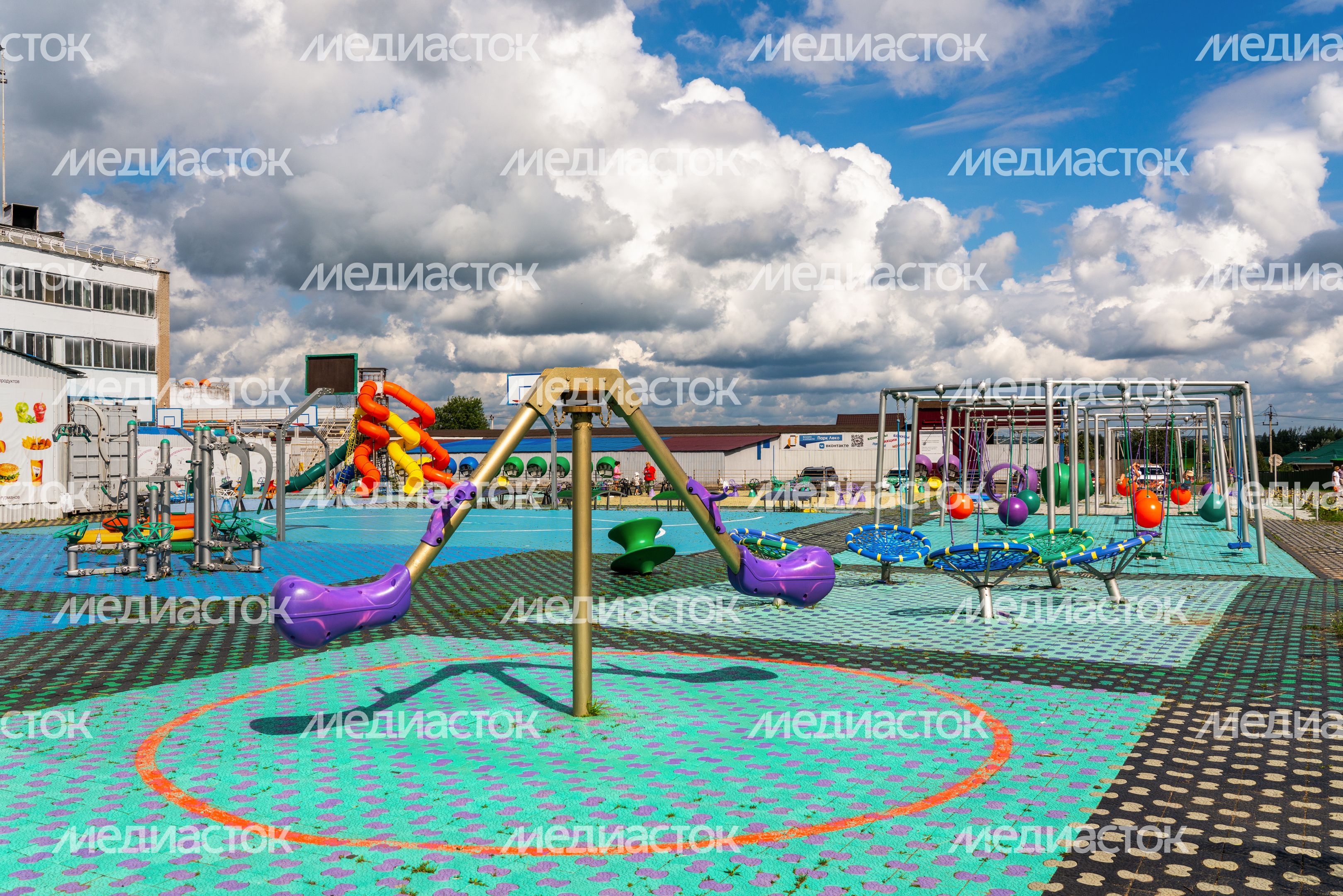 Качели в парке «Леко» в селе Синьково Дмитровского округа