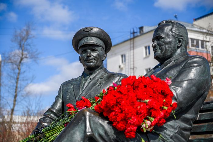 Памятник Сергею Королеву и Юрию Гагарину в Королеве