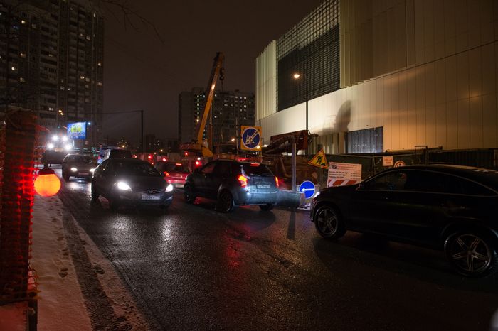 Автомобильное движение на улице 4-я Магистарльная в Москве