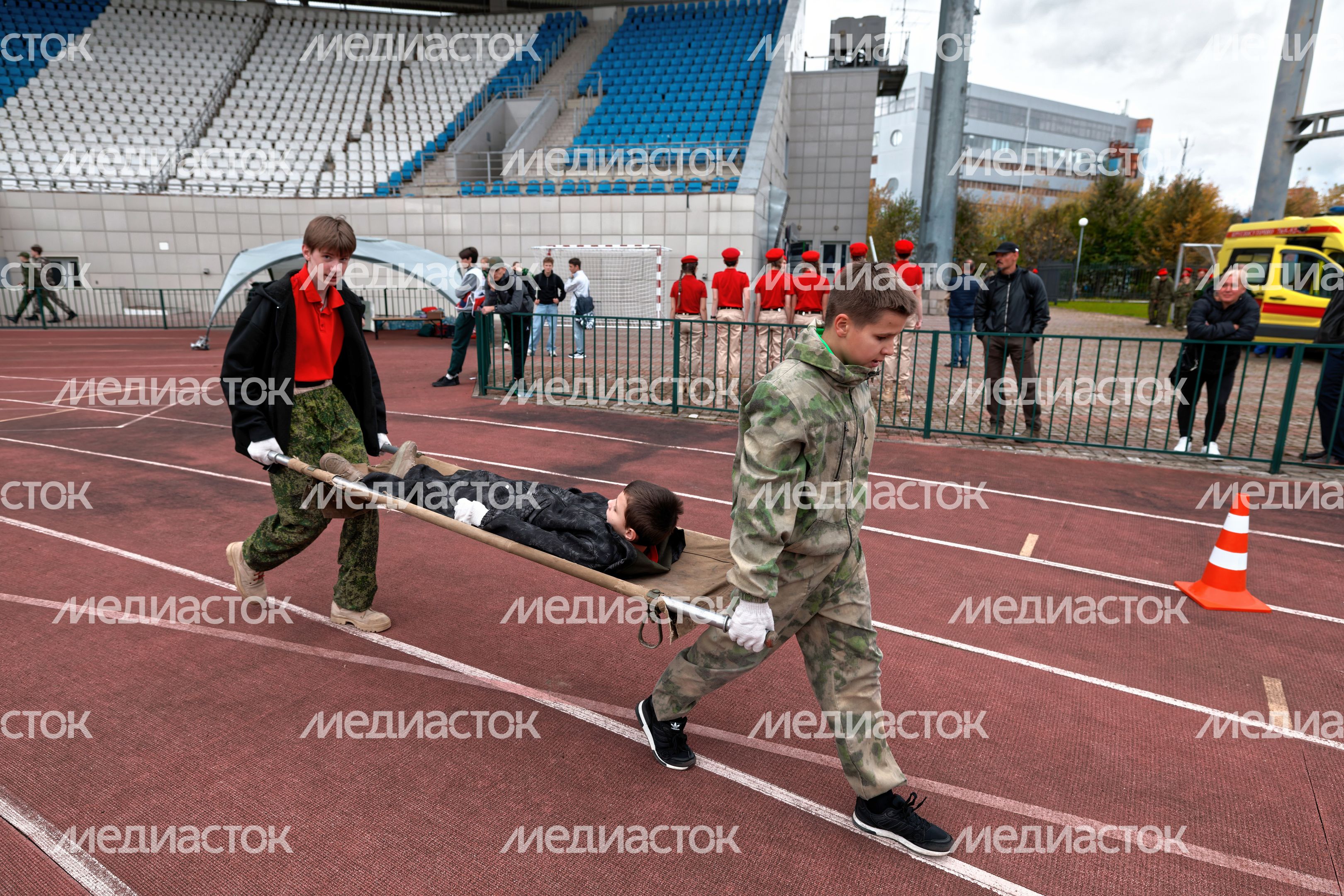 Слаженность в прохождении полосы препятствий показали школьники в военно-патриотической игре «Наследники Победы»
