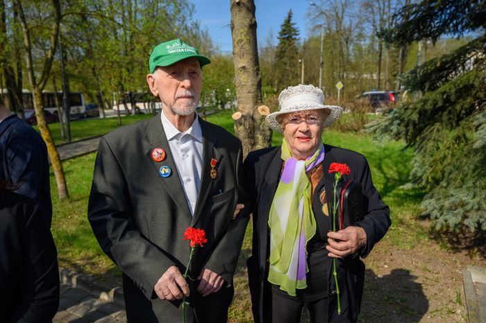 Возложение цветов в честь Дня Победы у мемориала Великой Отечественной войны в Яхроме