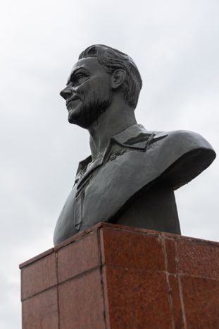 Памятник Сергею Столярову