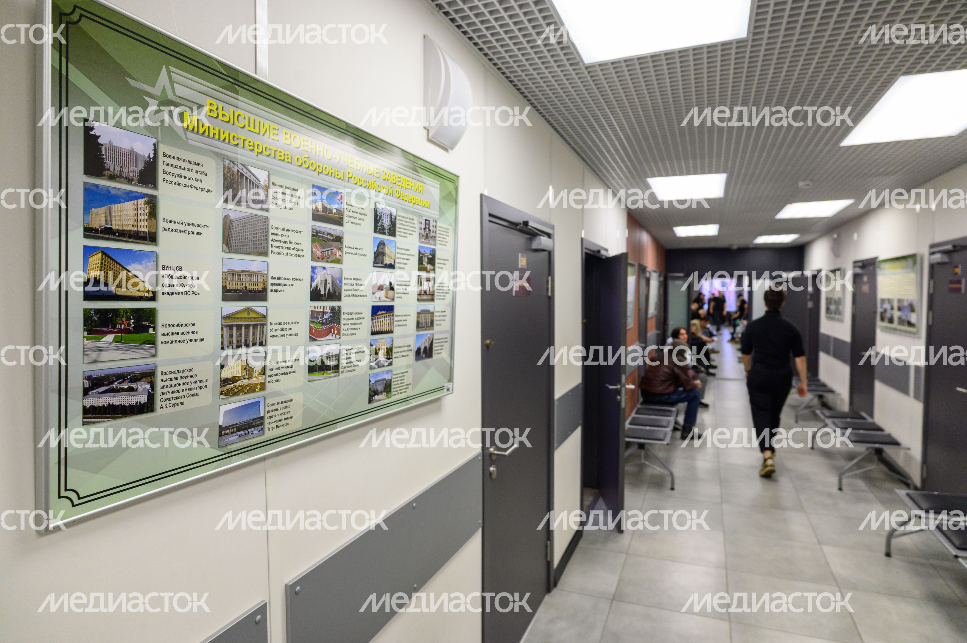 Призывники проходят медкомиссию в военкомате Призывники проходят медкомиссию в военкомате