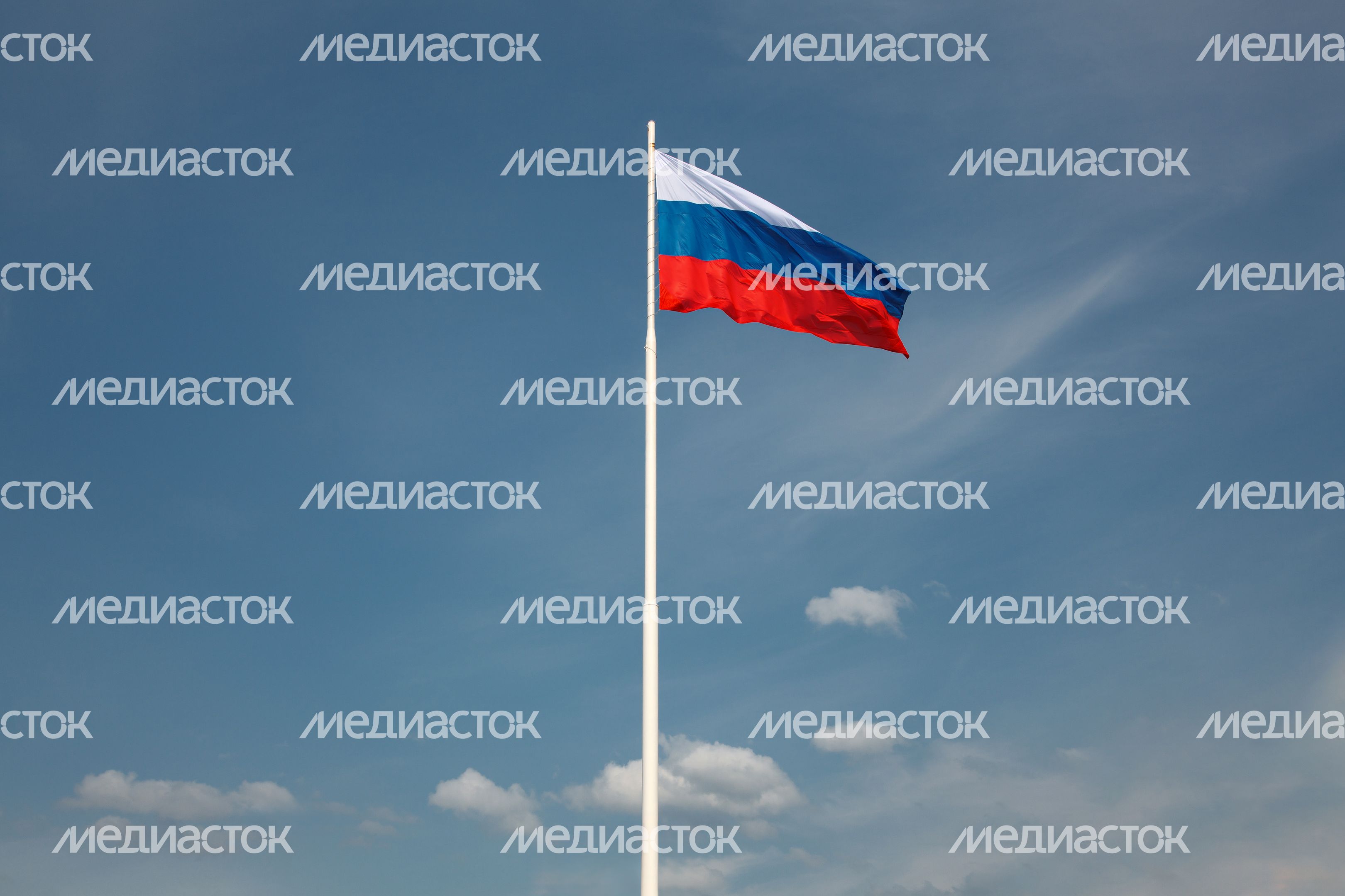 Флаг России на фоне голубого неба в Подмосковье Флаг России на фоне голубого неба в Подмосковье