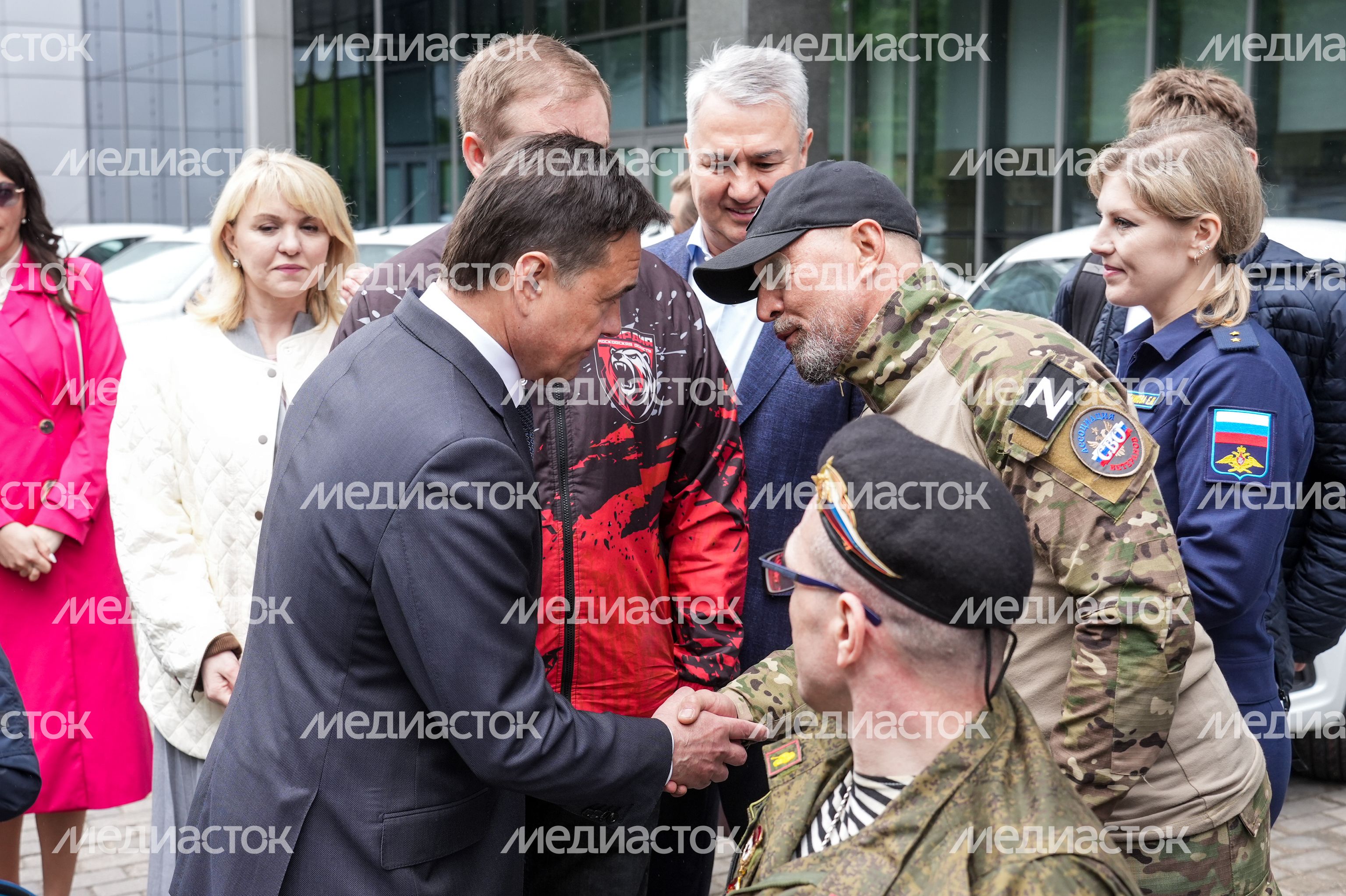 Андрей Воробьев и Рахим Азимов вручили ключи от автомобилей ветеранам СВО и семьям погибших героев