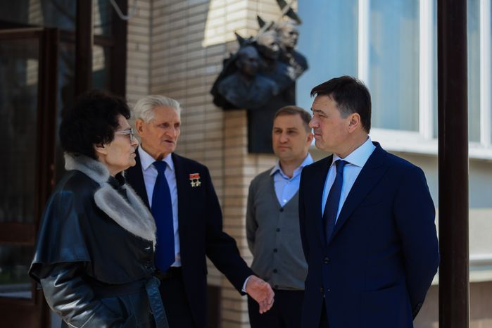 Посещение губернатором космонавта первого отряда