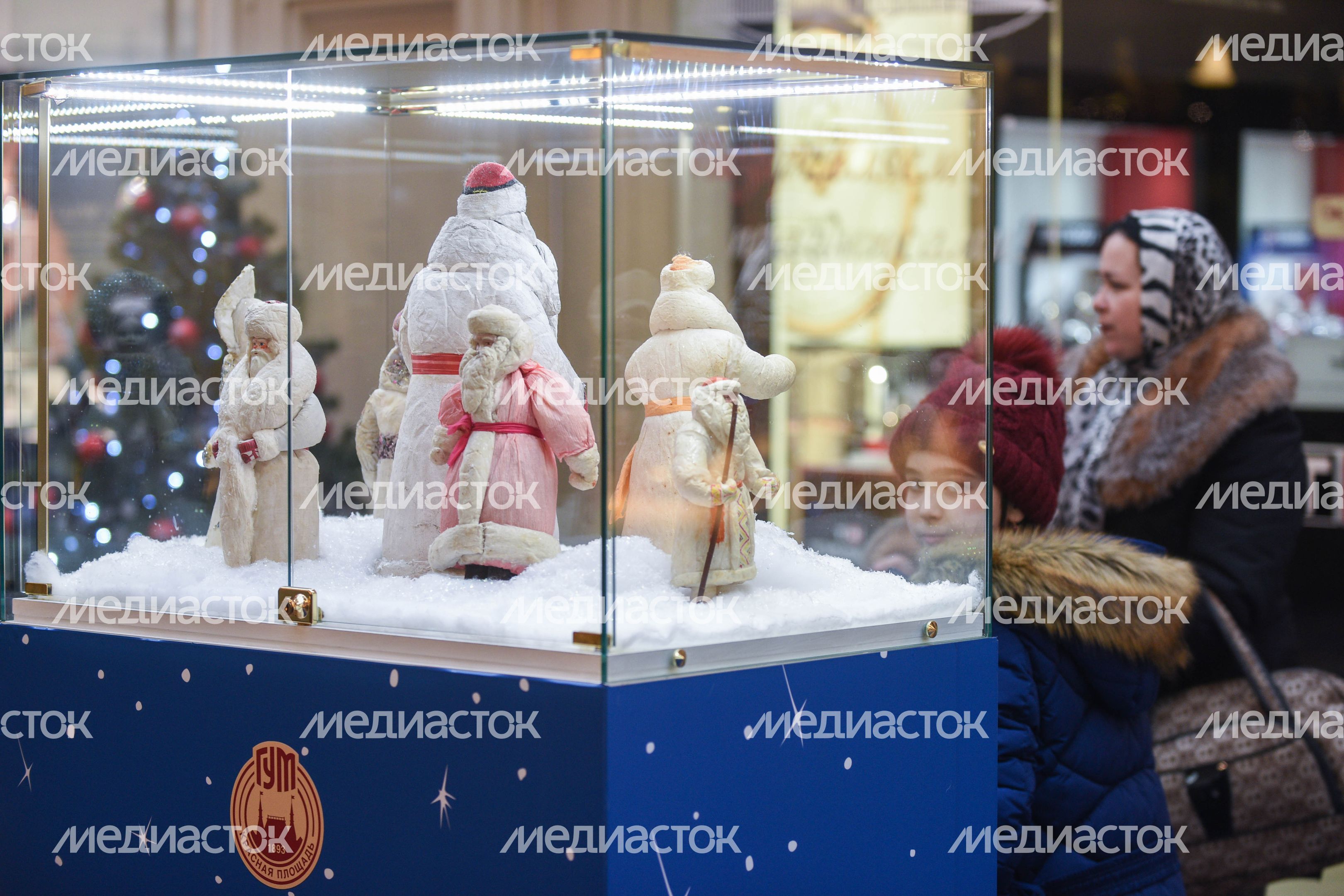 Выставка новогодних игрушек в ГУМе из личной коллекции Александра Олешко