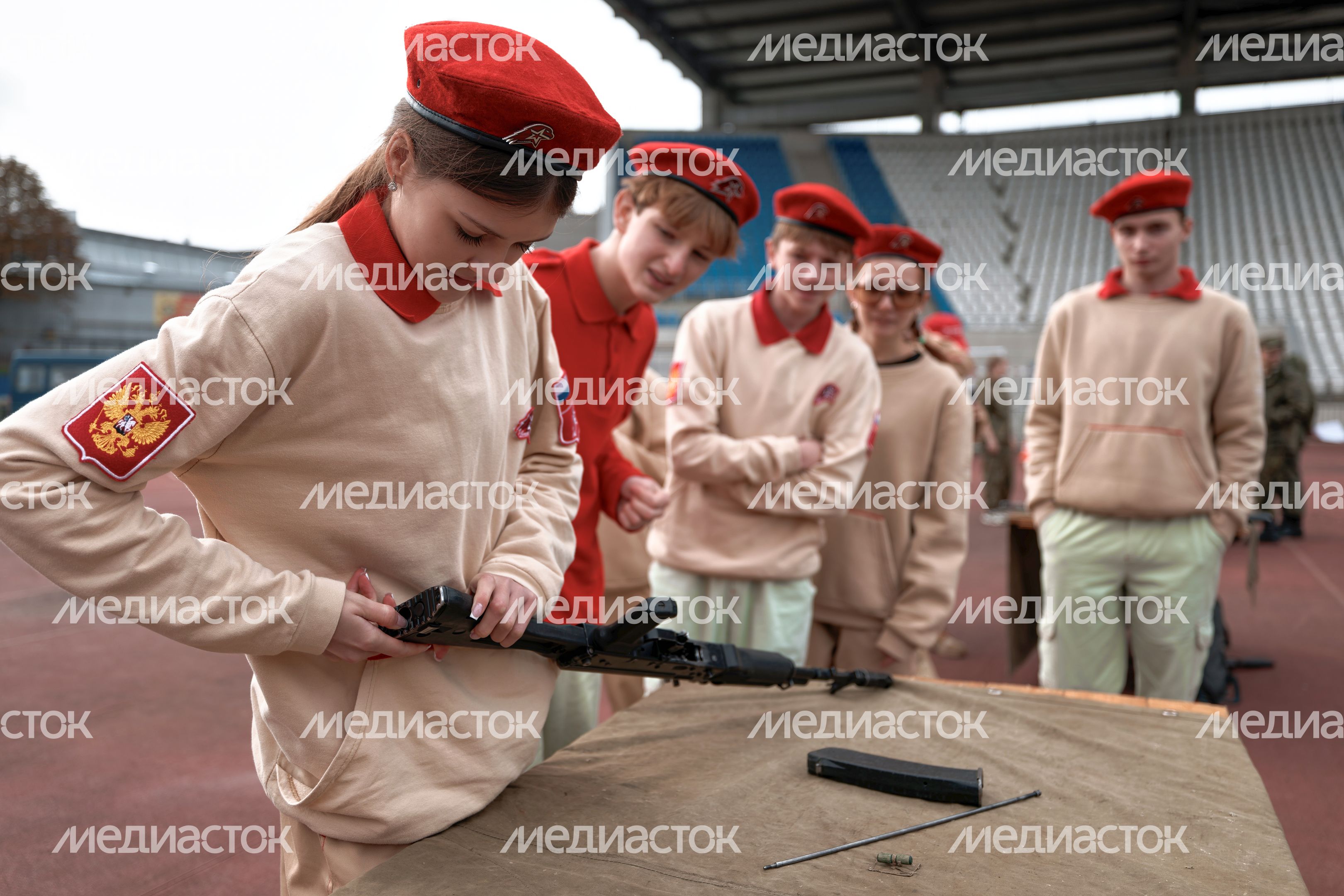Мастерство сборки автомата Калашникова показали школьники в военно-патриотической игре «Наследники Победы» в Подольске