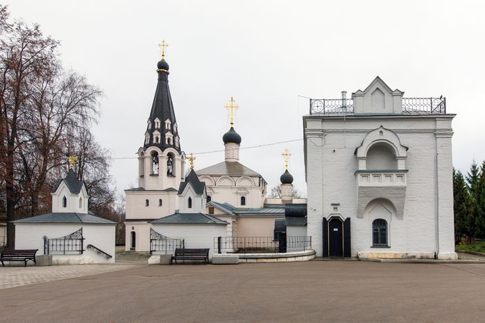 Церковь Спаса Нерукотворного Образа в Долгопрудном осенью