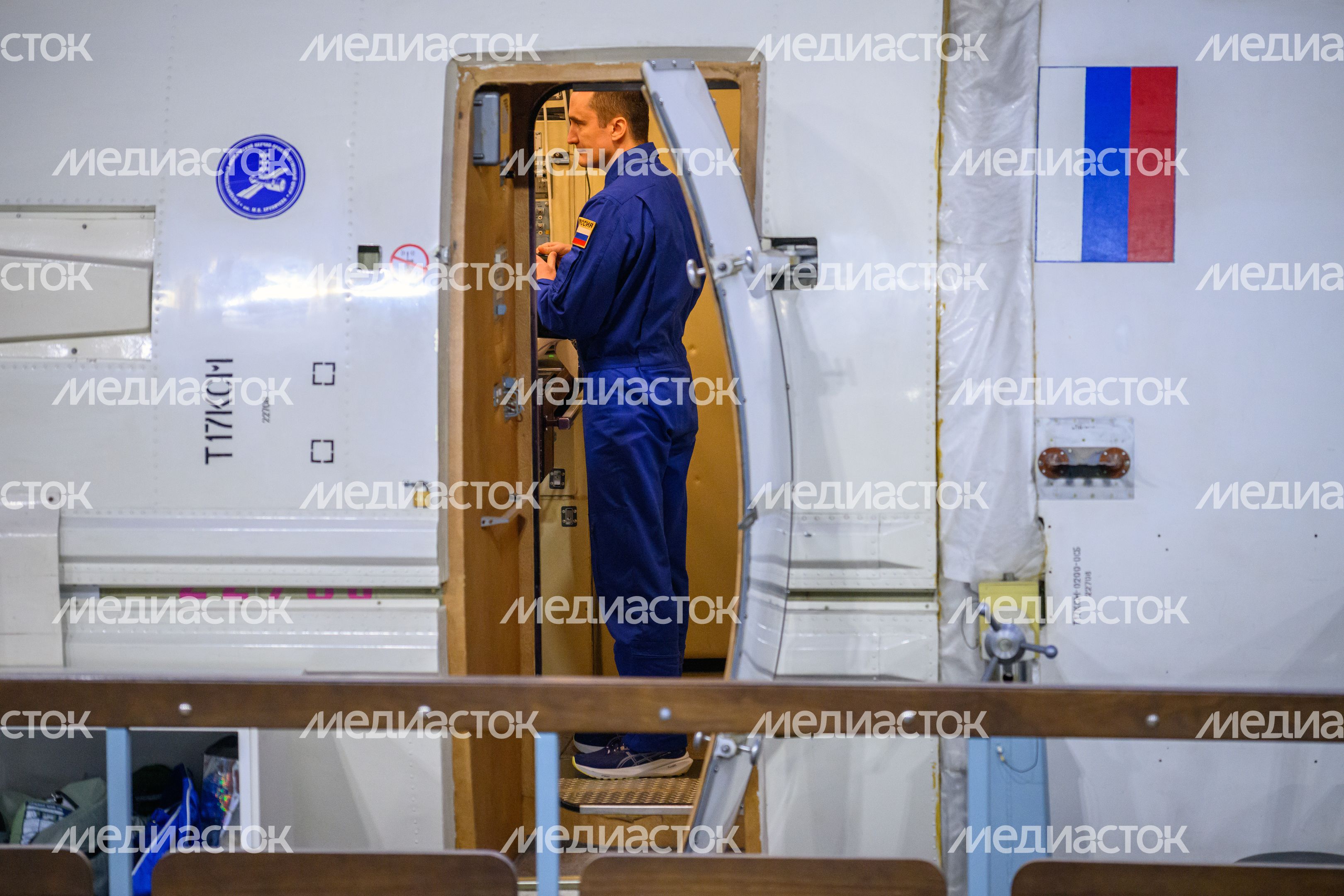 Тренировка дублирующего экипажа космонавтов МКС-74 на тренажере МКС в Звездном городке