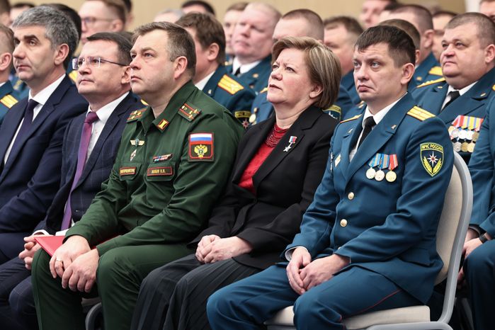 Сотрудников МЧС поздравили с Днем спасателя и 35-летием ведомства